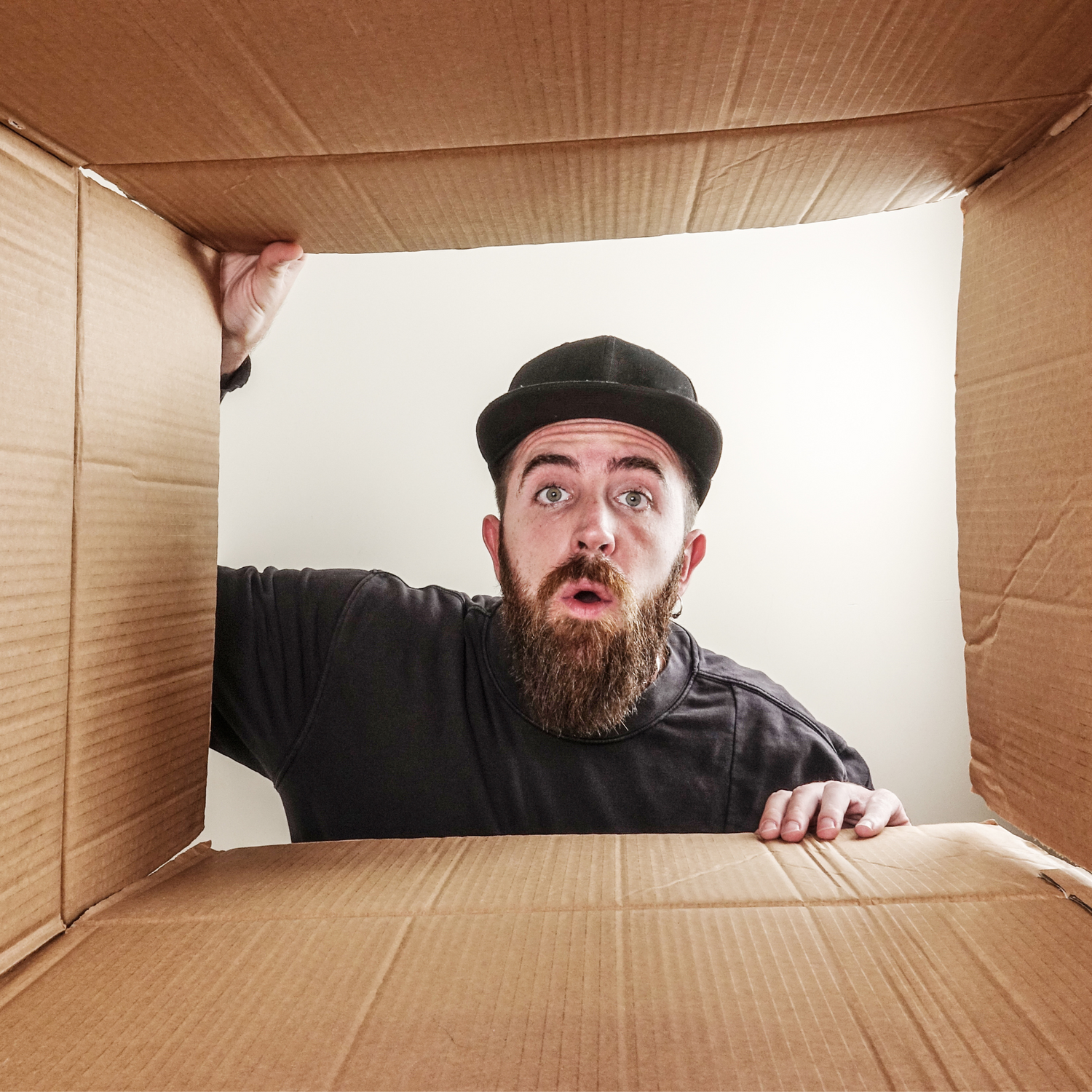 Mitarbeitende befüllen die Mensa mit gelieferten Snackboxen von SnackBaron